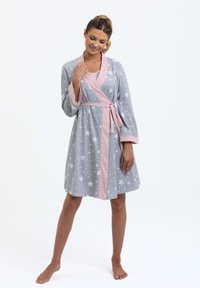 Szara szata w gwiazdy, z jasnoróżowymi akcentami i paskiem do zawiązania. Długie rękawy i długość do kolan, wykonana z miękkiego materiału.