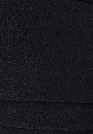 Must mustriller, venitan tekstuuriga musta veniva kangaga, millel on kerge läige; kujundatud kihiliste ribadega struktuuri ja vormi jaoks.