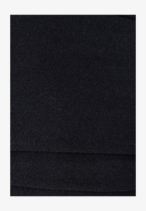 Tejido negro y elástico con una textura ribeteada horizontal y un leve brillo; diseñado con bandas superpuestas para dar estructura y forma.