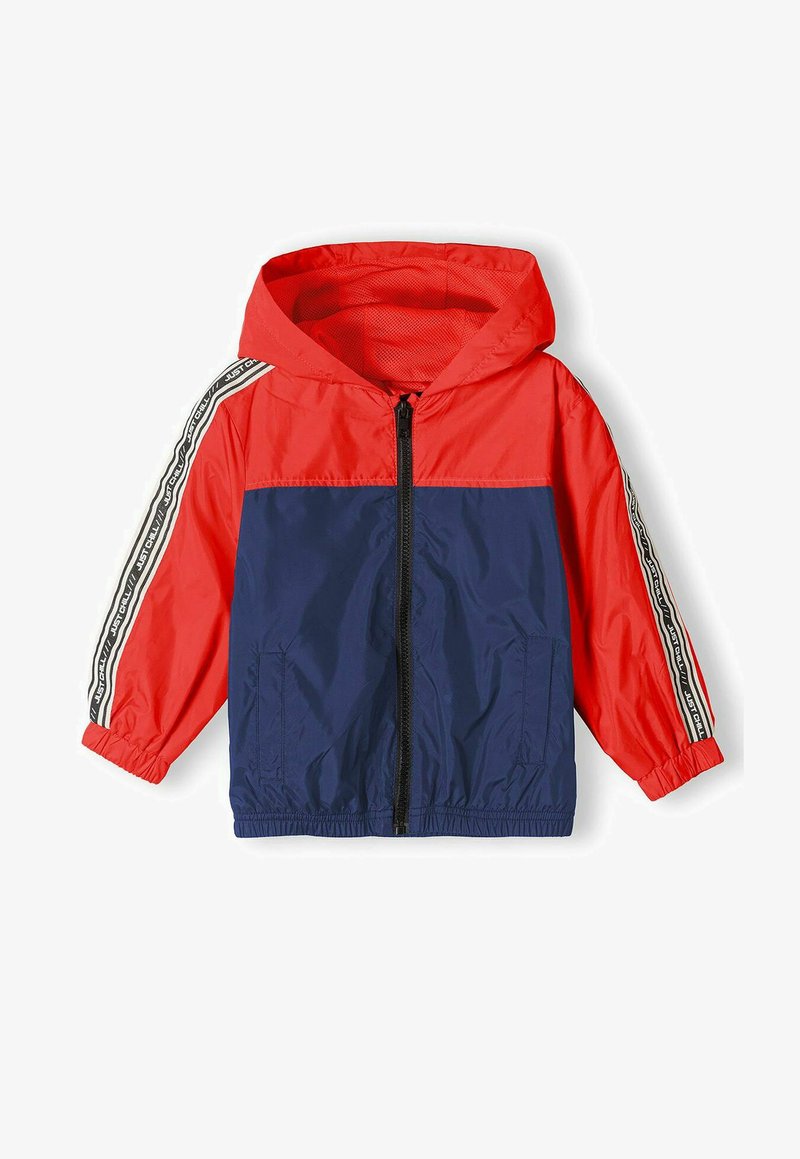 Jachetă vânt împotriva vântului roșie și bleumarin, cu glugă, fermoar frontal, manșete elastice și buzunare laterale. Dungi contrastante cu text pe mâneci.