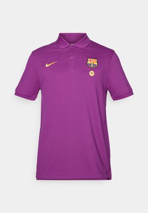 Polo shirt violet en coton avec un col, arborant un logo Nike jaune, le blason du FC Barcelone et l'emblème de Spotify sur la poitrine.