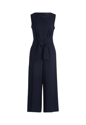 Námořnická modrá kombinéza bez rukávů, s páskem v pase a širokými nohavicemi. Vyrobena z hladkého materiálu s jemnou strukturou.