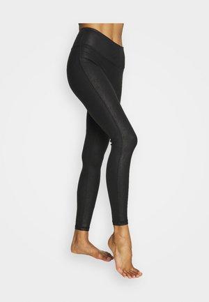Sorte, høyt liv leggings med en glatt, blank tekstur som smalner ned mot anklene. Laget av elastisk materiale for komfort og passform.