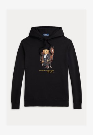 Schwarzer Hoodie aus weichem Stoff mit einem auffälligen Grafikdesign eines Bären im Smoking neben einem Pferd, darunter mit einem gelben Logo.