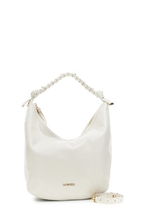 Bolso de mano de cuero blanco con asa trenzada, cremallera dorada, logo de la marca y correa desmontable sobre fondo blanco.