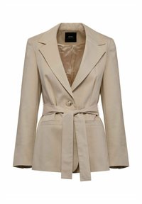 Beżowa, dopasowana marynarka z długimi rękawami, szerokimi klapami, zapięciem na jeden guzik oraz pasującym paskiem, z dwoma bocznymi kieszeniami i satynową podszewką.