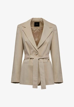 Beżowa, dopasowana marynarka z długimi rękawami, szerokimi klapami, zapięciem na jeden guzik oraz pasującym paskiem, z dwoma bocznymi kieszeniami i satynową podszewką.