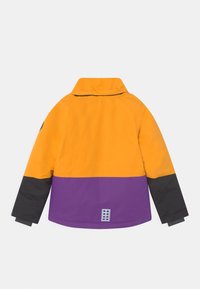 Dětská bunda s oranžovou svrchní částí, fialovou spodní částí, černými rukávy a reflexní nášivkou na zadním lemu.