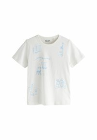 Tricou alb din bumbac cu schițe în tonuri de albastru deschis reprezentând o scenă de stradă, inclusiv un scaun, băuturi și un scuter. Gât rotund și mâneci scurte.