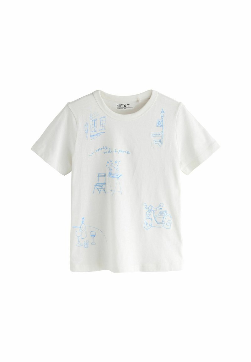 Tricou alb din bumbac cu schițe în tonuri de albastru deschis reprezentând o scenă de stradă, inclusiv un scaun, băuturi și un scuter. Gât rotund și mâneci scurte.