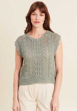 Haut tricoté vert clair avec des manches courtes à bord scallopé, présentant un motif en dentelle et un ourlet droit. Fabriqué en tissu doux et texturé.