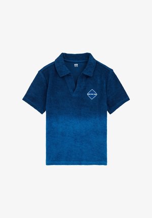 Polo de tela de rizo azul de manga corta con cuello y texto "Sol y Diversión" dentro de una forma de diamante en el pecho.