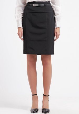 Jupe crayon noire avec une coupe ajustée, dotée d'une texture lisse, de passants de ceinture et d'une boucle en métal argenté.