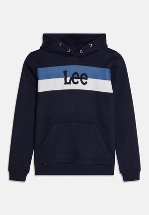 Marineblauwe hoodie met voorzak, blauwe en witte strepen op de borst, en het "Lee"-logo gecentreerd op de borst, met koordjes aan de capuchon.