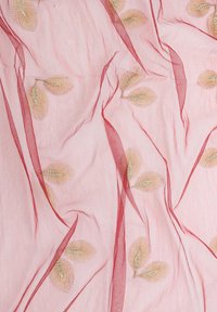 Tessuto rosa trasparente con accenti rossi e delicata ricamo in foglia d'oro. Il motivo presenta morbidi e fluenti pieghe. Finitura leggera e testurizzata.