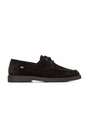 Mocasín de hombre de ante negro con cordones marrón oscuro, suela plana y etiqueta lateral con la marca "Xti".