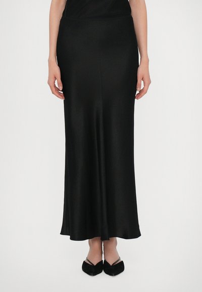 Fustă maxi din satin negru, cu un croi slim, textură netedă și ușor evazată spre margine. Dispune de un brâu elastic simplu.
