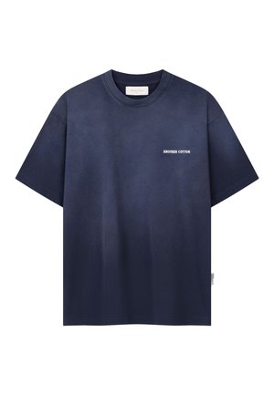 Marineblaues Kurzarm-T-Shirt aus Baumwolle mit dem Schriftzug "ANOTHER COTTON" auf der linken Brust und einem kleinen Seitenschild.