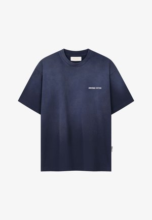 Tumesinine lühikeste varrukatega puuvillane T-särk vasakul rinnal tekstiga "ANOTHER COTTON" ja väike küljetäht.