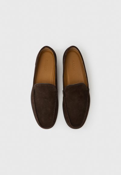 Mocassins en daim marron avec une finition lisse, bout arrondi et détails de couture minimalistes. Doublure en cuir souple avec un design simple et sans ornements.