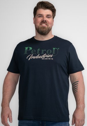 Marineblauwe katoenen T-shirt met een "PetroD Industries" grafisch ontwerp in groen en beige. Korte mouwen en ronde hals. Casual pasvorm.
