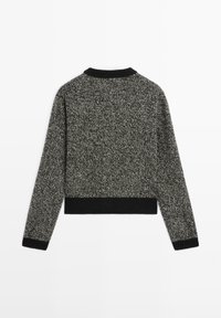 Pull tricoté marbré noir et blanc à manches longues, poignets, ourlet et encolure ras-du-cou en côtes noires, vu de dos.