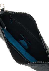 Borsellino in pelle nera con esterno testurizzato, cerniera metallica e fodera in tessuto blu. Presenta un'etichetta con la scritta "Made in Italy".