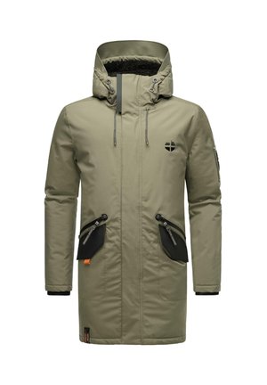Parka vert olive avec une capuche doublée en fausse fourrure, poches zippées noires, taille à cordon et un logo sur la poitrine. Tissu lisse et résistant à l'eau.