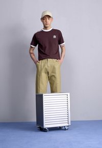 adidas Originals STRIPES TEE - T-shirt print - shadow brown