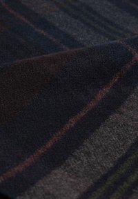 Tkanina wełniana w ciemnych kolorach, z poziomymi paskami w odcieniach brązu, szarości i zieleni, o miękkiej, teksturowanej powierzchni.