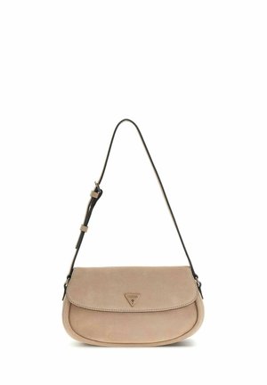 Sac à bandoulière en daim beige avec fermeture à rabat, sangle noire réglable et petite plaque logo Guess triangulaire au centre avant.