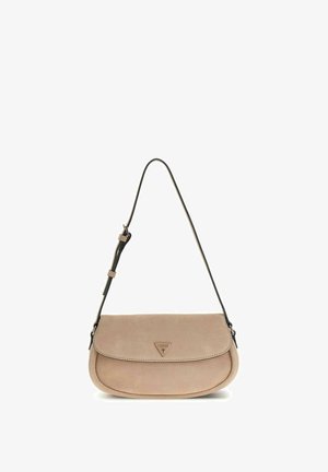 Sac à bandoulière en daim beige avec fermeture à rabat, sangle noire réglable et petite plaque logo Guess triangulaire au centre avant.