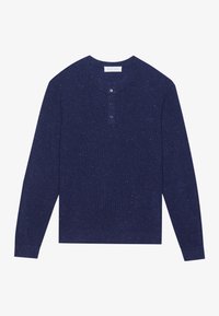Tumehall sinine ribiga pika varrukaga henley särk, mille kaelusel on kolm musta nuppu ja pehme tekstuur, millel on üle kogu pinna heledamaid toone.