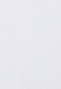 Biała bawełniana tkanina o gładkiej fakturze, z jednolitym wzorem tkanym i minimalnie widocznymi szwami. Odpowiednia do różnych zastosowań tekstylnych.