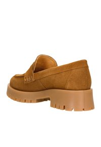 Mocassino in suede marrone con suola in gomma spessa color talco, caratterizzato da un dettaglio cucito sulla tomaia e un design a punta arrotondata.