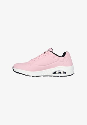 Rosa Sportschuhe aus glattem synthetischen Material. Sie verfügen über eine weiße Zwischensohle, schwarze Akzente und eine sichtbare Air-Einheit in der Ferse.