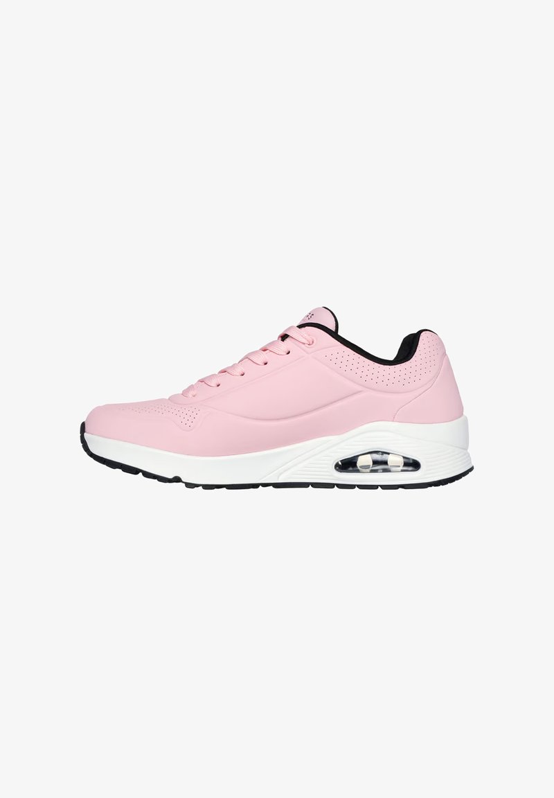 Rosa Sportschuhe aus glattem synthetischen Material. Sie verfügen über eine weiße Zwischensohle, schwarze Akzente und eine sichtbare Air-Einheit in der Ferse.