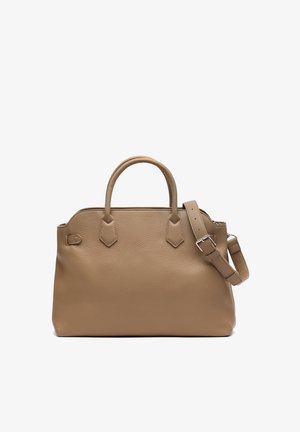 Svetlo rjava usnjena ročna torbica z dvema zaobljenima ročajema in nastavljivim naramnim trakom s srebrno zaponko na belem ozadju.