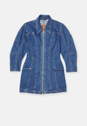 Dunkelblaue Jeansjacke mit einem Frontreißverschluss, spitzem Kragen, zwei Fronttaschen und auffälligen Nahtdetails an Ärmeln und Körper.