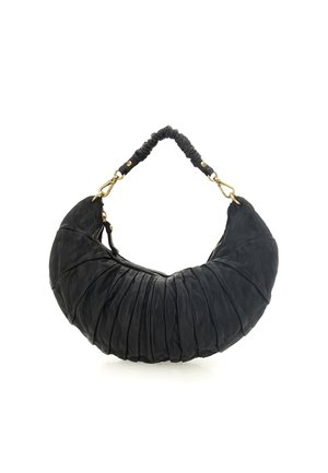 Borsa in pelle nera con design plissettato, forma curva e tracolla arricciata. Presenta dettagli in metallo color oro e chiusura a zip.