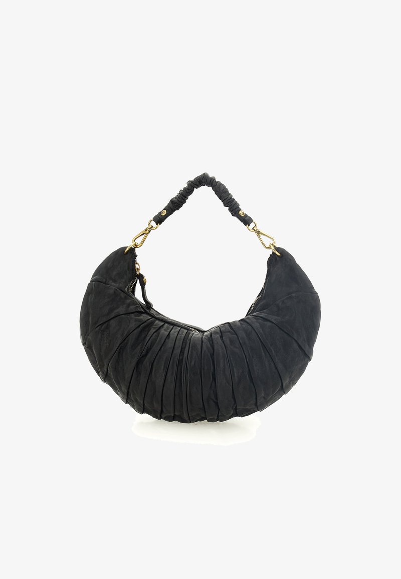 Borsa in pelle nera con design plissettato, forma curva e tracolla arricciata. Presenta dettagli in metallo color oro e chiusura a zip.
