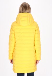 Gul, puffy parkas med huva, med kviltad design, knä-lång klippning och långa ärmar. Slät textur, ingen synlig hårdvara.