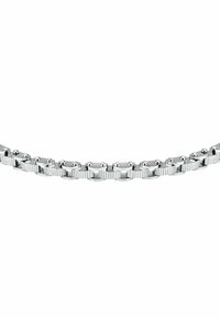 Bracciale in metallo argentato caratterizzato da anelli interconnessi con dettagli increspati e accenti lucidi, che mettono in mostra un design elegante e moderno.