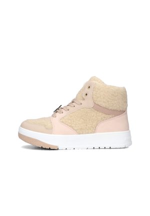 Baskets montantes avec une tige en fausse fourrure beige, accents en cuir rose clair et une semelle en caoutchouc blanc. Présentent un système de laçage et une surface texturée.
