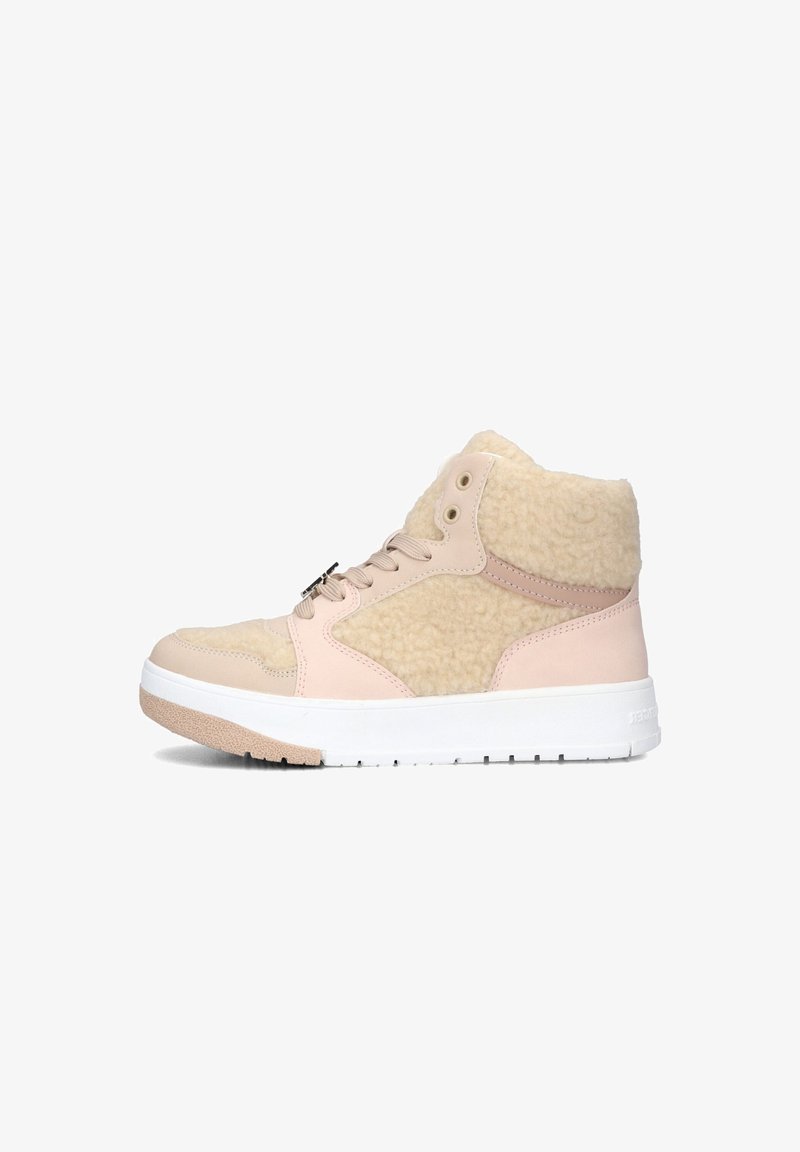 Hoge sneakers met een beige nepbont bovenwerk, lichtroze leren accenten en een witte rubberen zool. Voorzien van een veter-sluiting en een gestructureerd oppervlak.