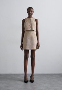 sandro PENELOPE - Robe fourreau - camel