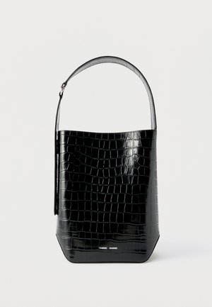 Sac à main seau noir brillant avec texture croco et anse courte et large, avec le nom de la marque discrètement embossé près de la base.