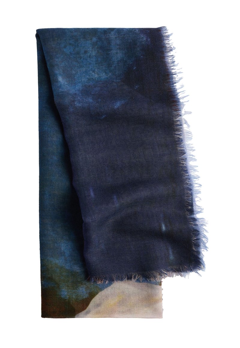 Niebieski i wielokolorowy szalik wykonany z miękkiego materiału, z frędzlami i abstrakcyjnymi wzorami akwarelowymi w ciemnych i jasnych odcieniach.