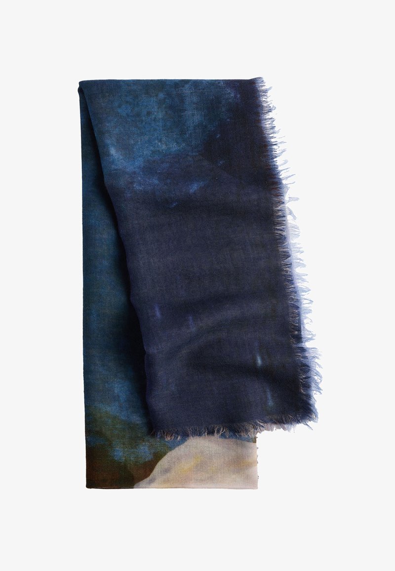 Niebieski i wielokolorowy szalik wykonany z miękkiego materiału, z frędzlami i abstrakcyjnymi wzorami akwarelowymi w ciemnych i jasnych odcieniach.