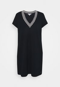 Černé šaty s výstřihem do V z texturované látky, krátkými rukávy a bílými pruhy na výstřihu. Mají rovný střih a detail loga na lemu.